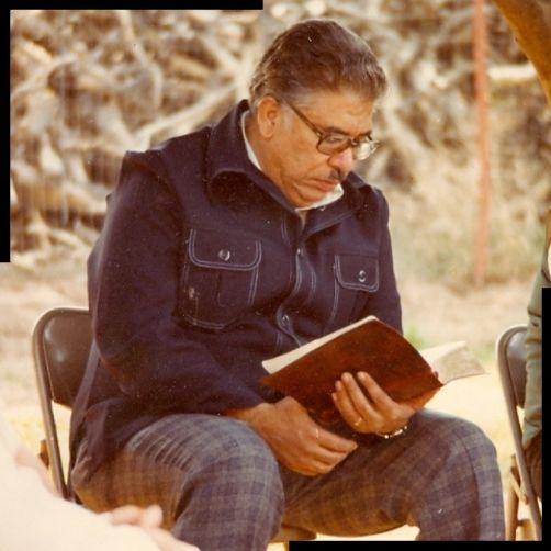 Rev. Bernabé G. García leyendo la biblia